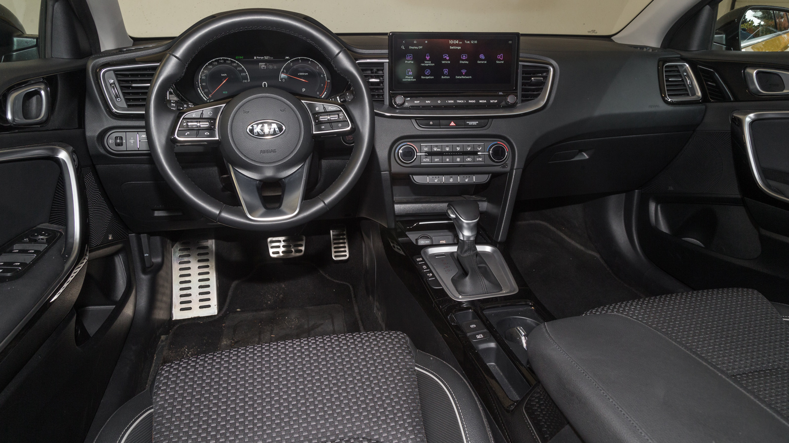 Ξεχωρίζει  ο ψηφιακός πίνακας οργάνων 12,3 ιντσών και η οθόνη 10,25 ιντσών του infotainment στο εσωτερικού του XCeed, που αντικειμενικά είναι λίγο «σκ